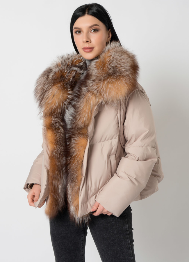 Куртка - пуховик бежевого цвета модель № 2265 меха малина