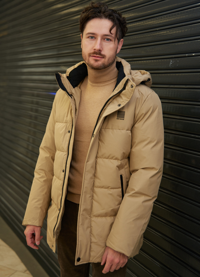 фото Мужской пуховик бежевого цвета с капюшоном  модель № 79458