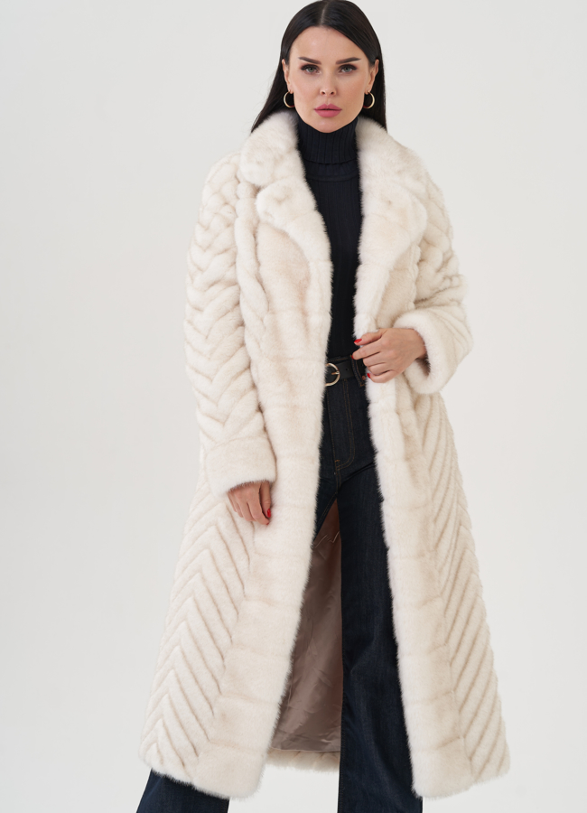 Пальто бежевого цвета из эко меха модель № 24915 универмаг малина