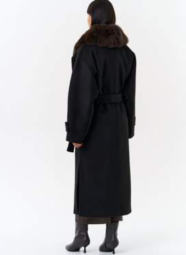 Женское утепленное пальто с отделкой из меха песца