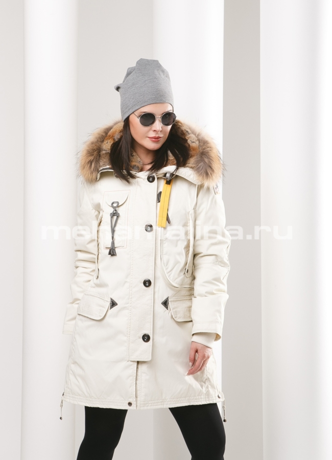 Светлый пуховик модель № П-125 меха малина