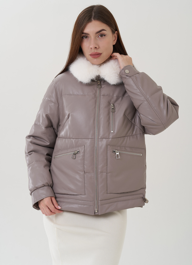 Куртка бежевого цвета с воротником из эко меха модель № 24866 меха малина