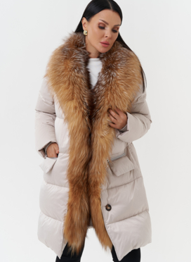 Женский пуховик с отделкой из меха лисы