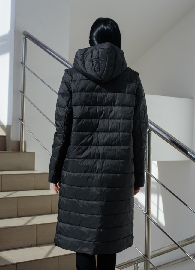 Женский плащ черного цвета с капюшоном  модель № 22581 в рассрочку