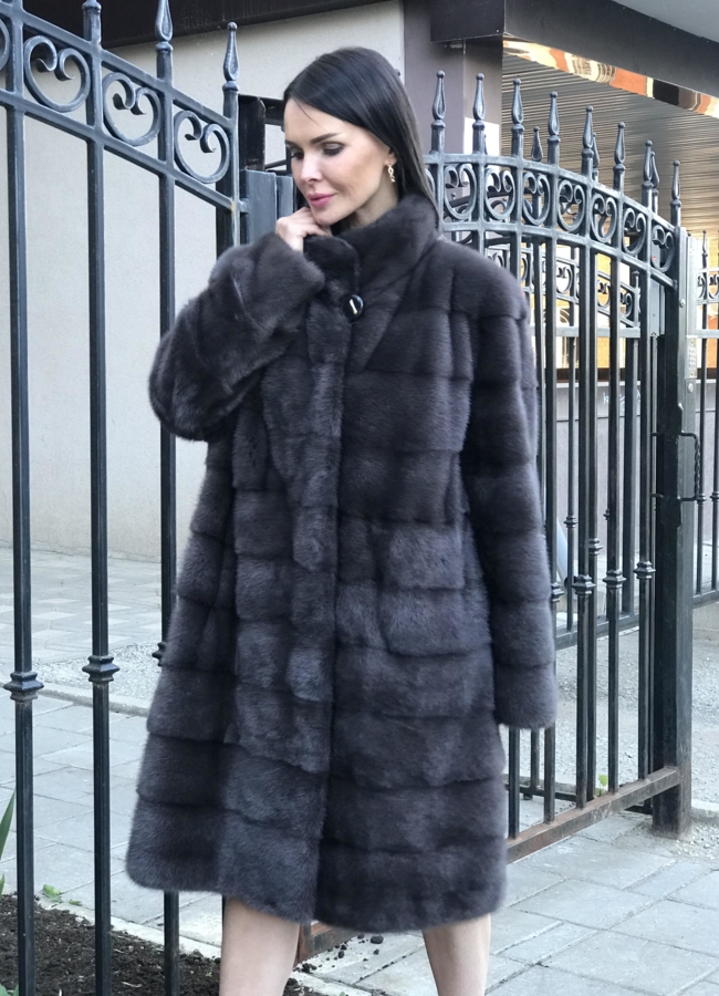 Норковая шуба  цвета графит в поперечном раскладе со стойкой модель № 2105 меха малина