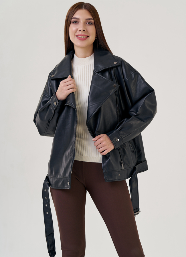 Женская куртка оверсайз из эко кожи в черном цвете модель № 22571 меха малина