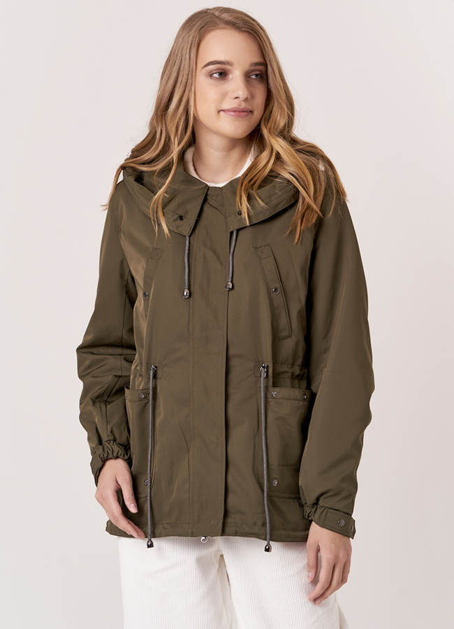 Укороченная парка в цвете хаки с блюфростом модель № 18947 в рассрочку