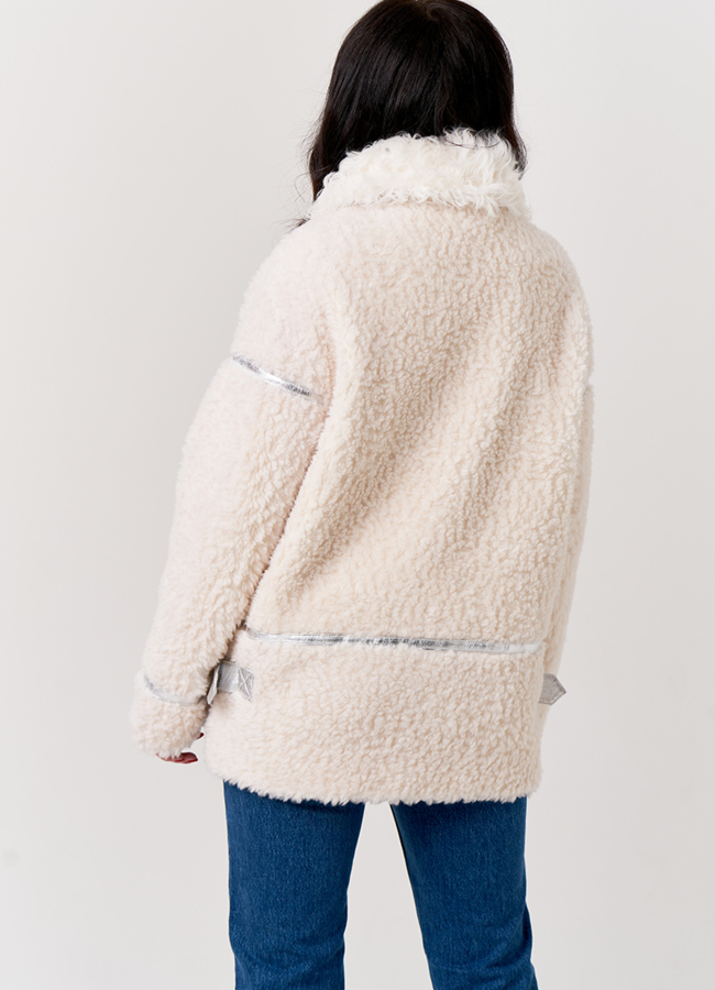 Белая куртка из овечьей шерсти модель № 19675 в рассрочку