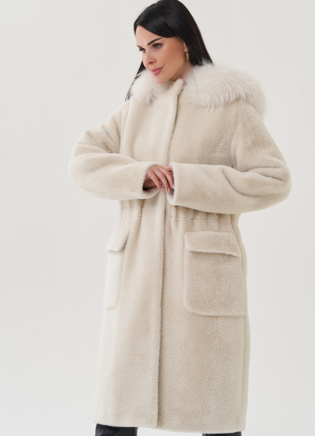Полупальто бежевого цвета из эко меха модель № 24691 в рассрочку