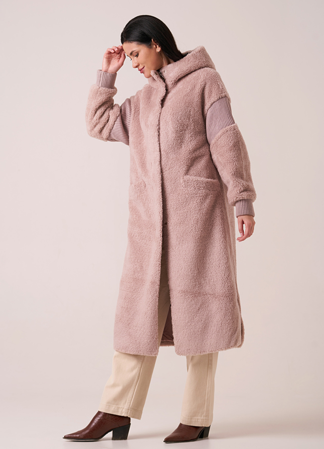 фото Длинная шуба из овечьей шерсти розового цвета с капюшоном модель № 17948