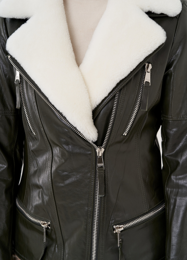 Зеленая куртка из кожи с мехом белого цвета модель № 24256 в рассрочку