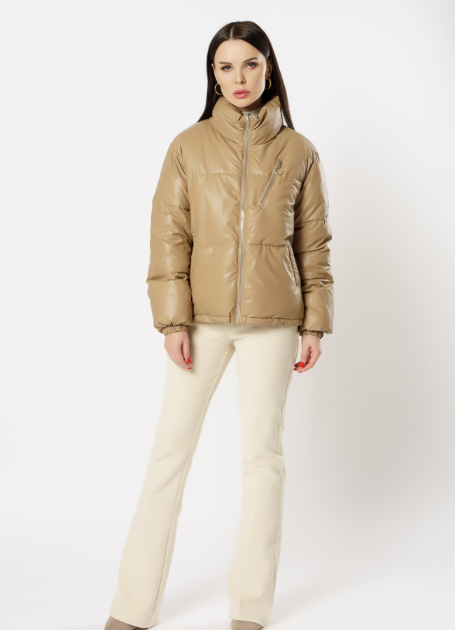 фото Куртка из эко кожи утепленная бежевого цвета модель № 821