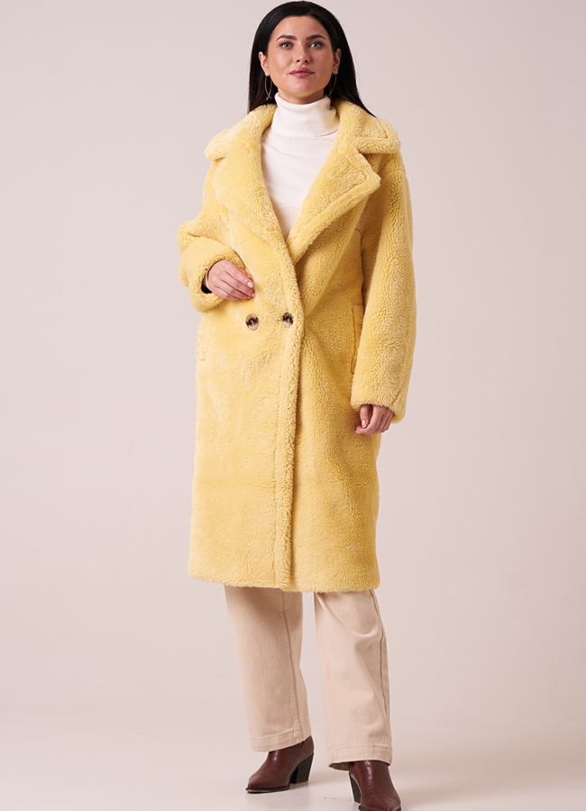 Пальто из эко меха желтого цвета с английским воротником  модель № 8257 универмаг малина