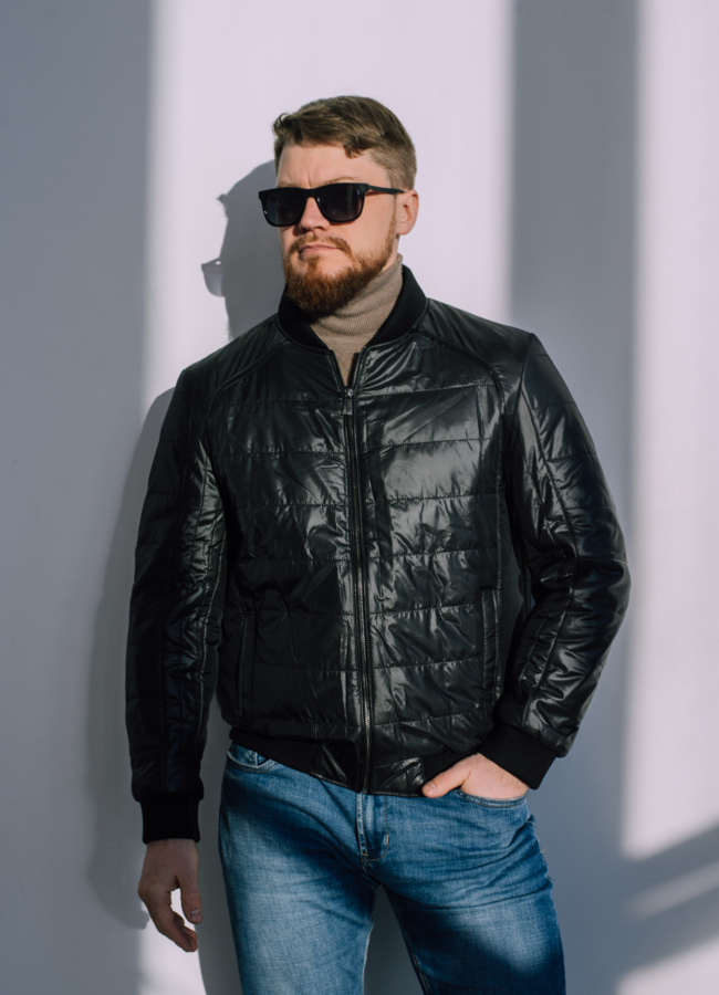 Куртка бомбер черного цвета  модель № 22414 меха малина