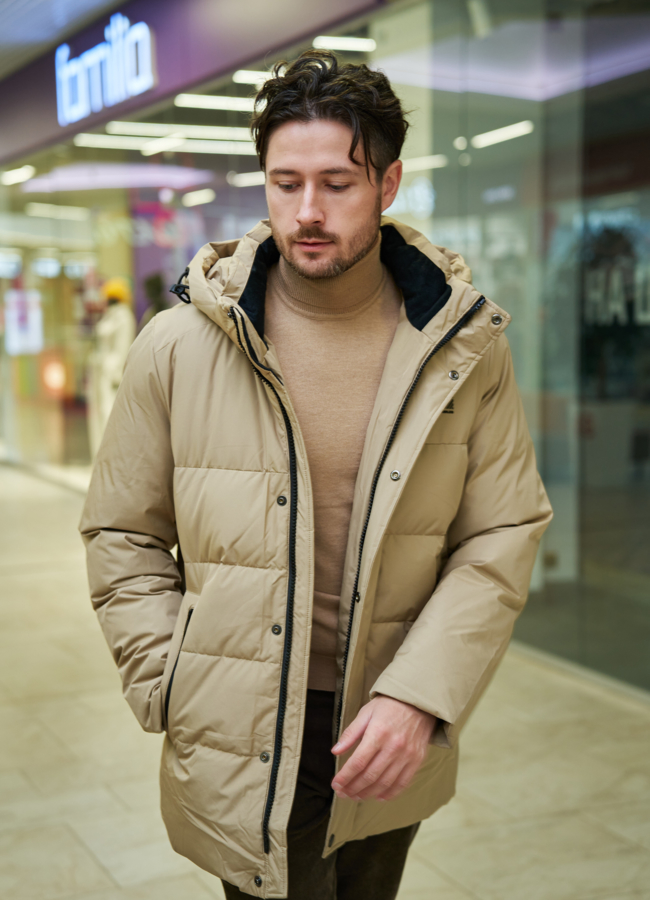 Мужской пуховик бежевого цвета с капюшоном  модель № 79458 в кредит