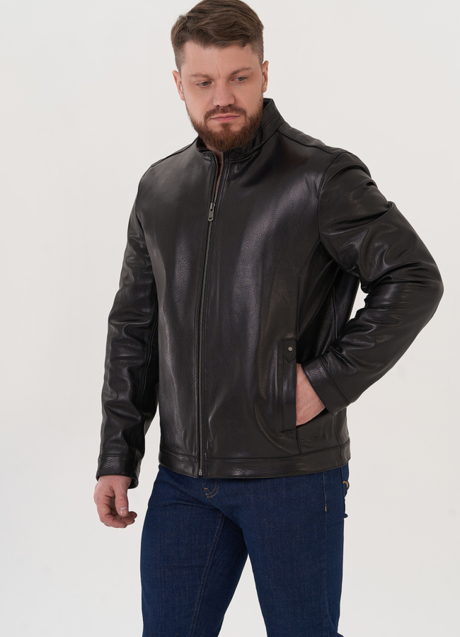 Куртка из натуральной кожи черного цвета модель № 26921 меха малина