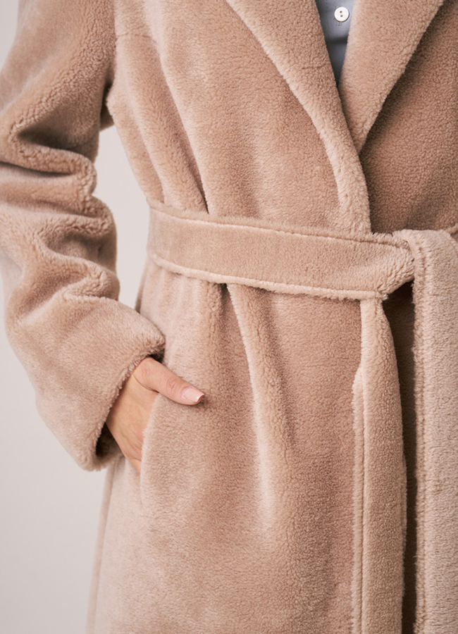 Эко шуба бежевого цвета с поясом модель № 2030 в рассрочку