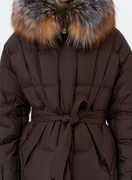 Женский пуховик с отделкой из меха блюфрост