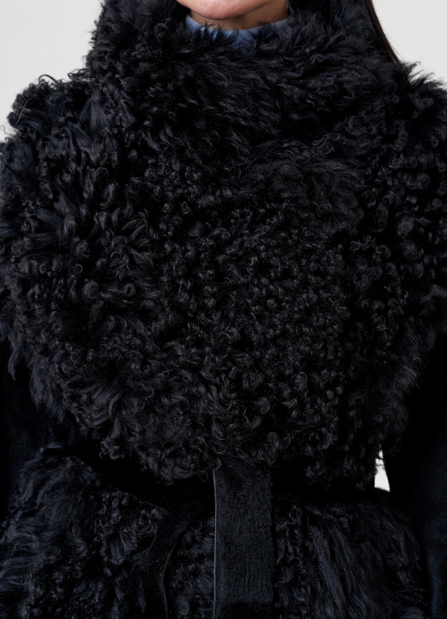 Женкая дубленка со стойкой черного цвета  модель № 23568 универмаг малина