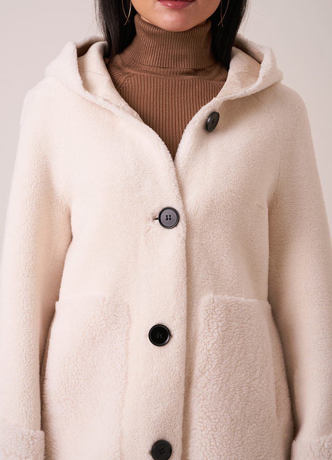 Белое пальто из эко меха на пуговицах с капюшоном модель № 9801 в рассрочку