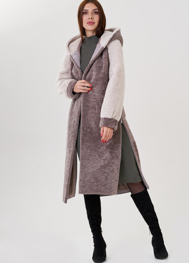 Шуба из овчины в бежевом цвете с капюшоном  модель № 23211 в рассрочку