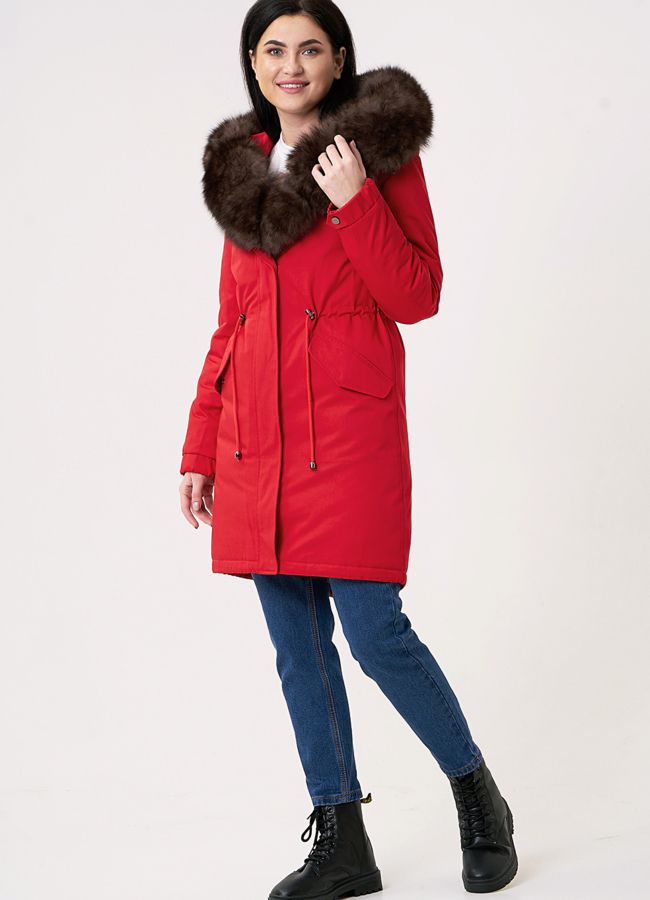 Парка красного цвета с меховой отделкой из песца модель № 75756 в рассрочку
