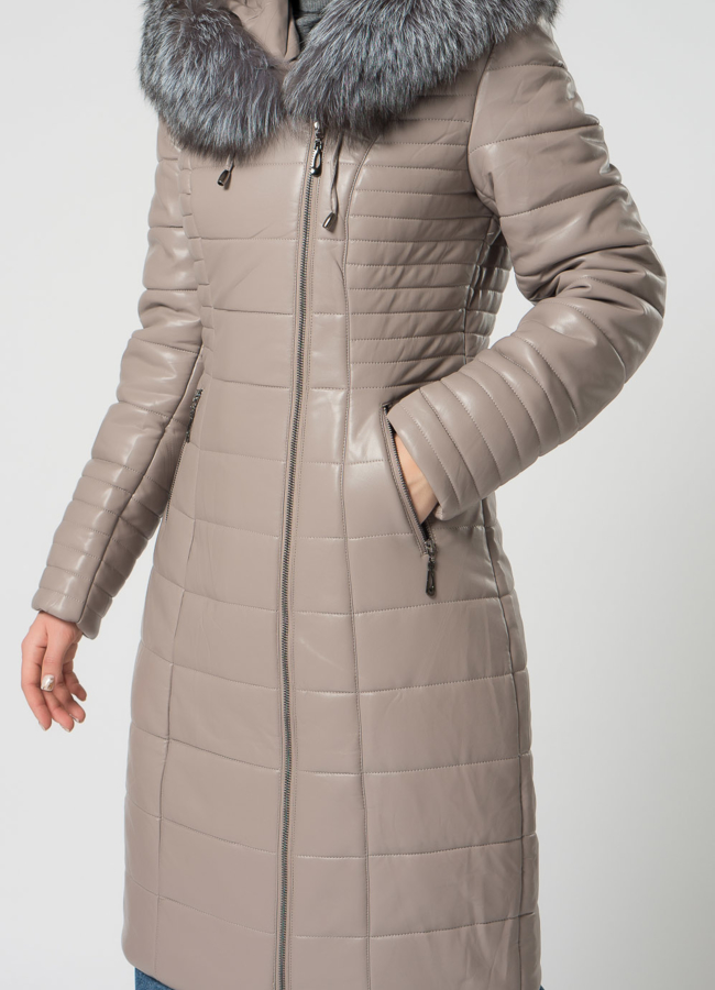 Пуховик из эко кожи бежевого цвета с чернобуркой  модель № 22176 универмаг малина