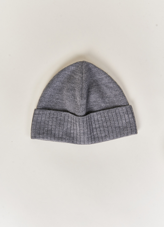 Серая мужская шапка модель № 2903 меха малина