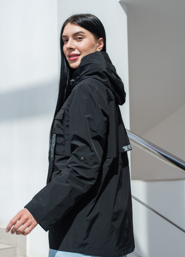 Парка женская черного цвета с капюшоном  модель № 22888 в кредит