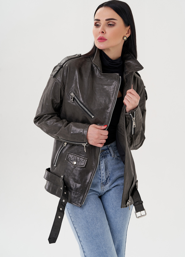 Длинная косуха из натуральной кожи серого цвета модель № 24362 меха малина Длинная косуха из натуральной кожи серого цвета модель № 24362 меха малина