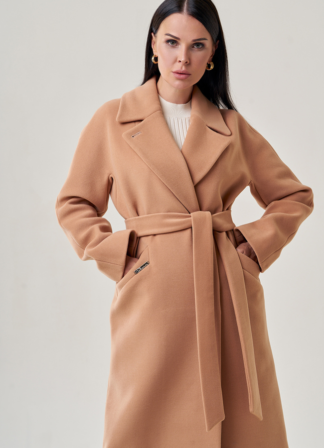 Светлое женское пальто  модель № 22940 меха малина