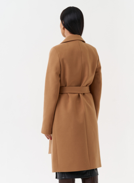 Женское пальто с английским воротником