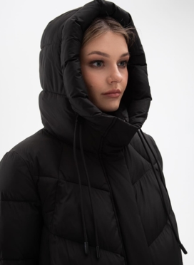Женский пуховик черного цвета с капюшоном