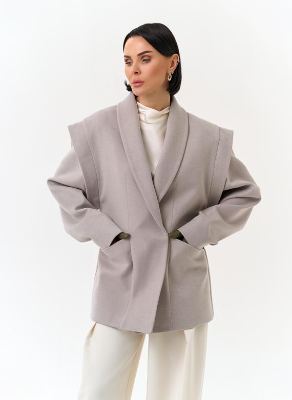 Женское укороченное пальто с акцентными плечами