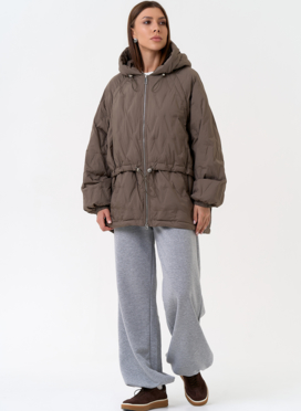 Женская куртка в коричневом цвете с капюшоном