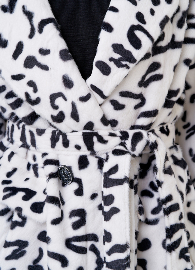 Женское пальто с английским воротником белого цвета  модель № 23456 универмаг малина