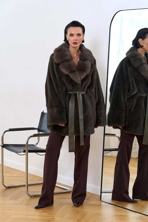 Женская шуба из меха норки с воротником из меха куницы фото