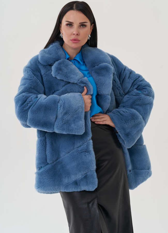 Шуба голубого цвета из меха кролика модель № 25322 универмаг малина