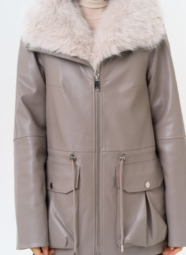 Удлиненная куртка из эко кожи с воротником из эко меха Удлиненная куртка из эко кожи с воротником из эко меха