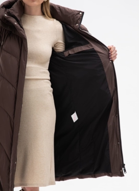 Женский пуховик коричневого цвета с капюшоном