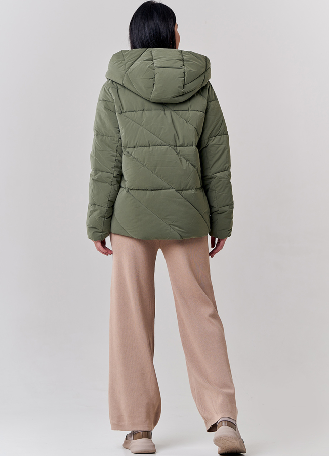 Пуховик зеленого цвета с капюшоном модель № 21841 в рассрочку