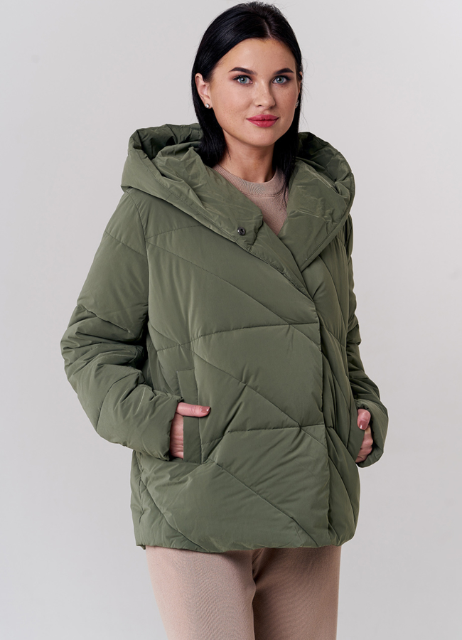 Пуховик зеленого цвета с капюшоном модель № 21841 меха малина