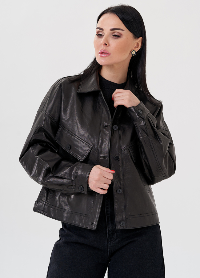 Женская куртка из натуральной кожи черного цвета  модель № 24089 меха малина