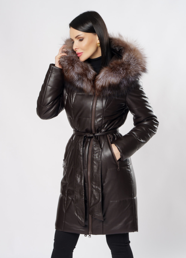 Пуховик из эко кожи коричневого цвета с капюшоном модель № 18979 в кредит