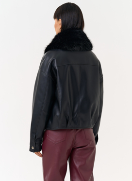 Женская утепленная куртка из эко кожи черного цвета Женская утепленная куртка из эко кожи черного цвета