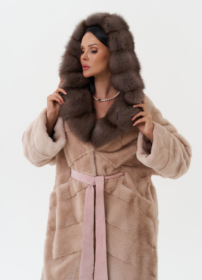 Шуба из меха норки с капюшоном из куницы модель № 27847 универмаг малина