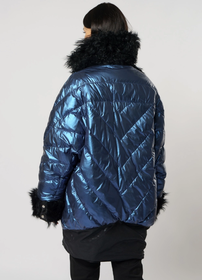 Двусторонний пуховик oversize с отделкой из козлика  модель № 221 в кредит