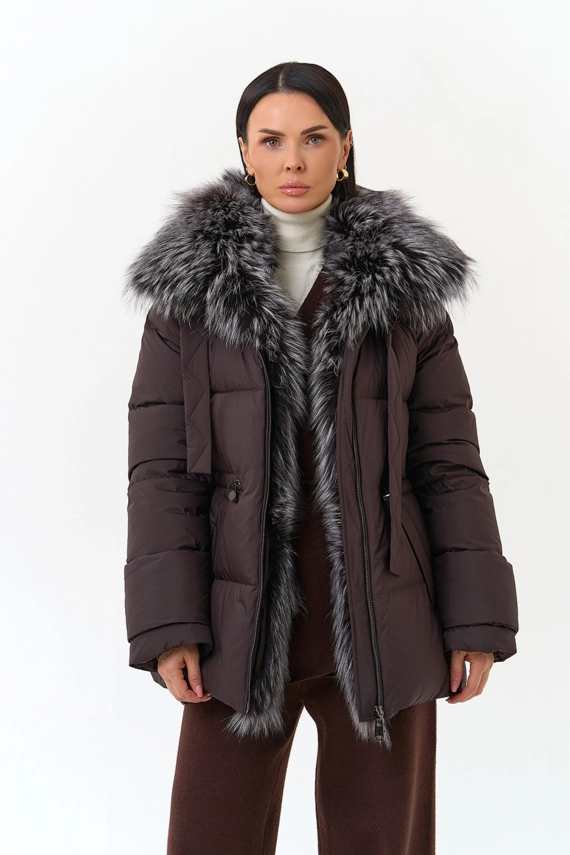 Женский пуховик с мехом чернобурой лисы на капюшоне фото