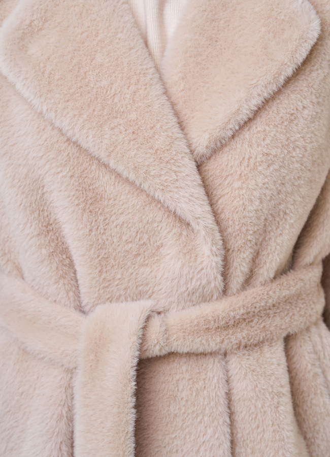 Пальто из эко меха с английским воротником модель № 23196 в кредит