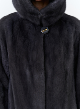 Женская шуба в сером цвете